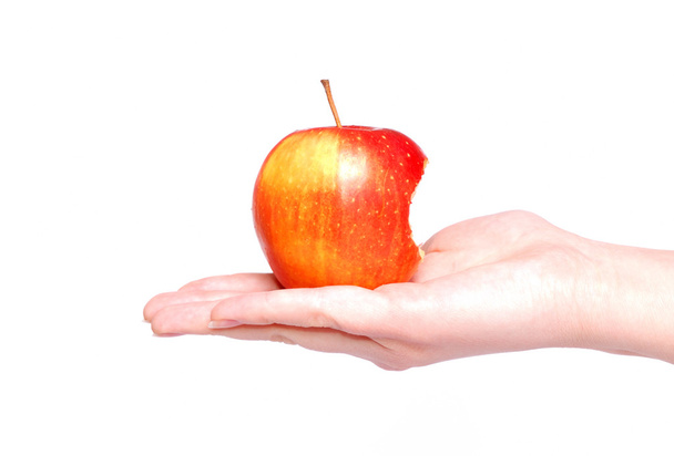 Укушене яблуко на руці жінки ізольовано
 - Фото, зображення