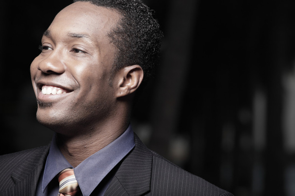 mosolygó fiatal afro-amerikai üzletember fejlövés - Fotó, kép