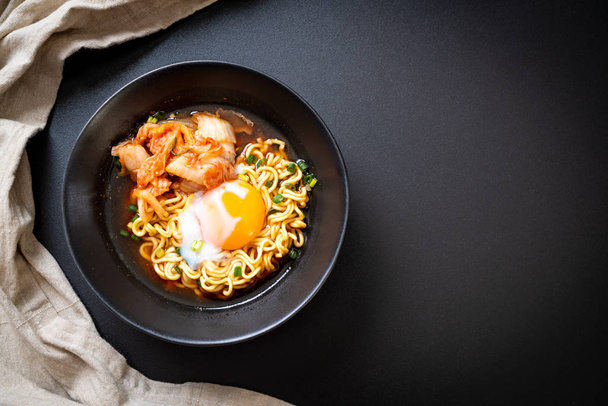 Korean instant noodles with kimchi and egg - Foto, imagen