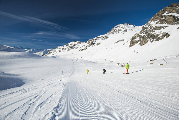 Lyžaři na sjezdovce v alpském lyžařském středisku - Fotografie, Obrázek