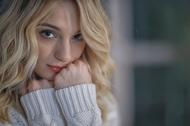 portrait of a cute girl sweater studio / beautiful young model, young blonde - Foto, imagen