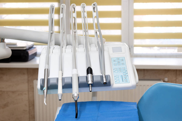 Verschillende tandheelkundige instrumenten en gereedschappen in een tandartsen kantoor, tandarts gereedschap - Foto, afbeelding