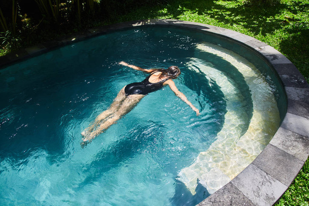 Girl drowning in the pool. Girl in danger - Φωτογραφία, εικόνα