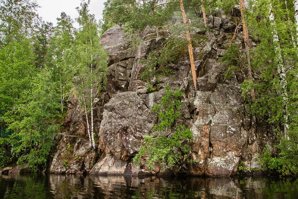 Karelia sakin bir gölün ilkel taşlı kıyı - Fotoğraf, Görsel
