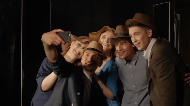 Şapkalı insanlar selfie çekiyor - Video, Çekim