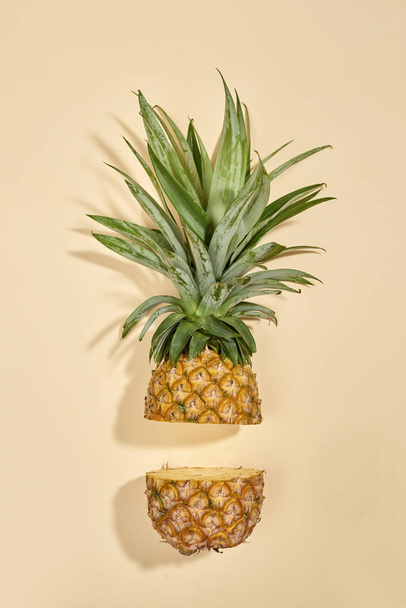Ananasový ananas izolovaný na bílém pozadí. Pohled shora. - Fotografie, Obrázek