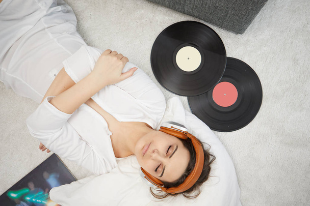 the image of resting sexy woman listening to vinyl - Φωτογραφία, εικόνα