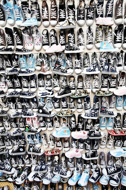 Beaucoup de chaussures de baskets
 - Photo, image