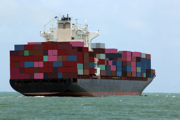 ein Frachtschiff beladen mit Containern segelt im Meer zu einem Hafen, geeignet für Werbetexter, Art Directors illustrieren Schiff, Frachtschiff, Reedereien, Reedereien, Reedereien, - Foto, Bild
