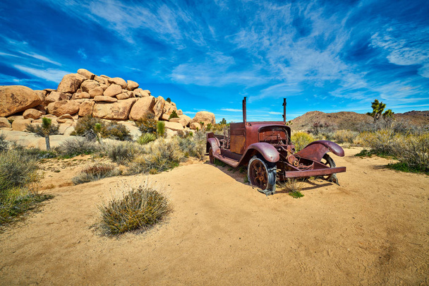 Stary opuszczony samochód w parku narodowym Joshua Tree - Zdjęcie, obraz