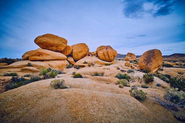 Las rocas en el tanque gemelo con cielo nublado
 - Foto, imagen