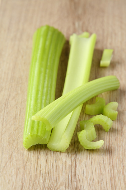 čerstvý celer pramení na dřevěné pozadí - Fotografie, Obrázek