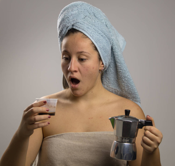 Chica sorpresa con crema facial de café casero para el acné y espinillas
 - Foto, Imagen