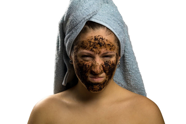 Mädchen nach der Dusche mit einem Handtuch und verschiedenen Gesichtsausdrücken, Gesicht mit hausgemachter Kaffeesahne - Foto, Bild
