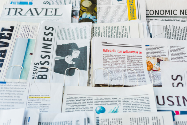 різні друковані щоденні бізнес і подорожі газети на стенді
 - Фото, зображення