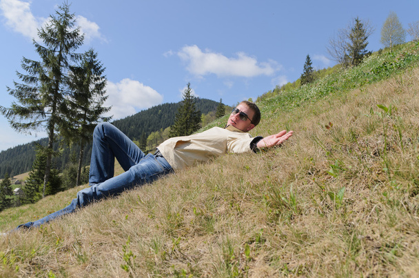 Ember pihentető a hegyekben - Fotó, kép