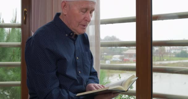 An old muslim man reading Koran - Filmagem, Vídeo
