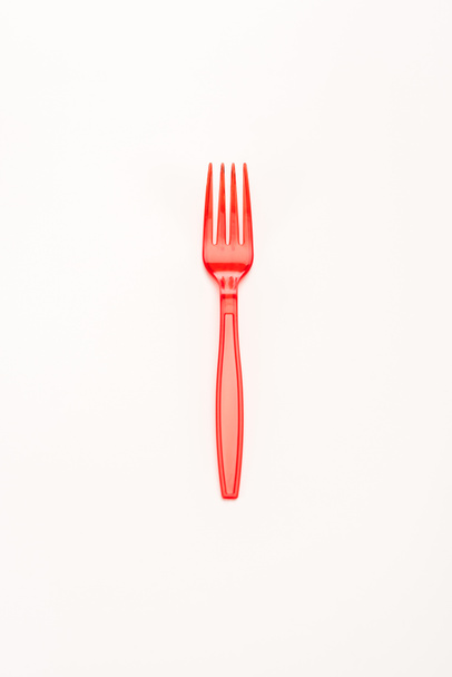 červená plastová jasná vidlička izolovaná na bílém - Fotografie, Obrázek
