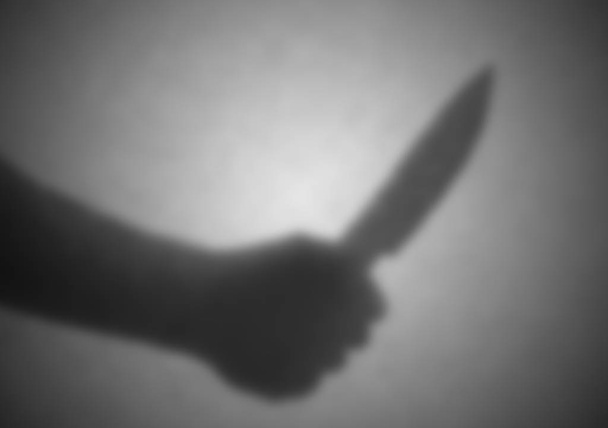 Sziluettjét mögött egy átlátszó papír - életlen - kés fenyegetés - Fotó, kép