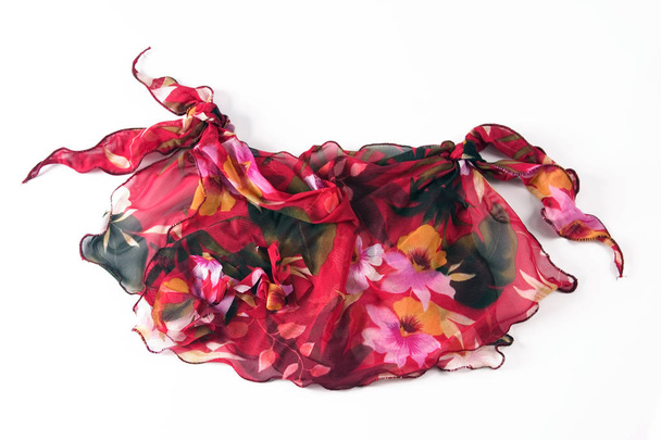 花とカラフルな赤いシルクのスカーフ, 白い背景に隔離 - 写真・画像