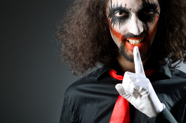 Joker personificación con el hombre en la habitación oscura
 - Foto, Imagen