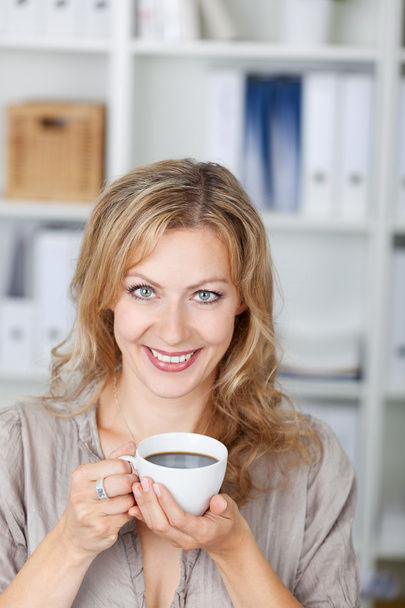 połowy dorosłych bizneswoman gospodarstwa filiżanki kawy w biurze - Zdjęcie, obraz