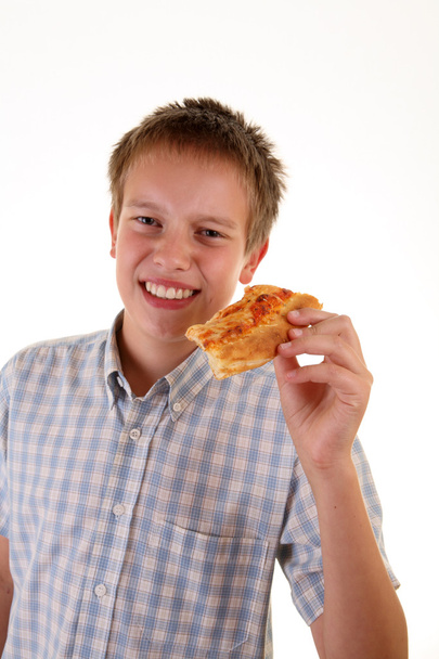 niño comiendo pizza - Foto, Imagen