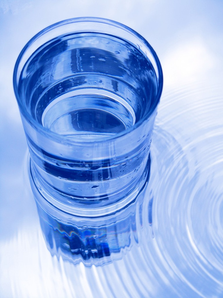 Bicchiere d'acqua in blu
 - Foto, immagini