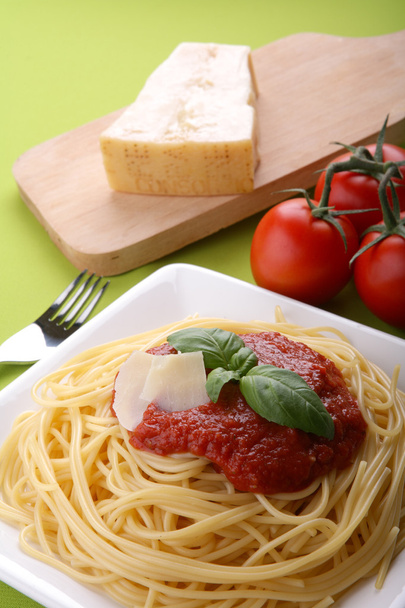 Italian pasta spaghetti with tomato sauce and parmesan. - Foto, immagini