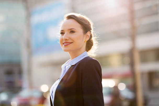 Portrait of a confident businesswoman in the city - Foto, Imagen