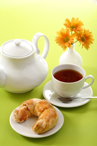 Reggeli kávé és croissant koncepció - Fotó, kép