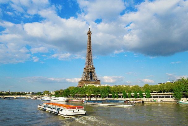 Torre Eiffel con barca turistica sulla Senna
 - Foto, immagini