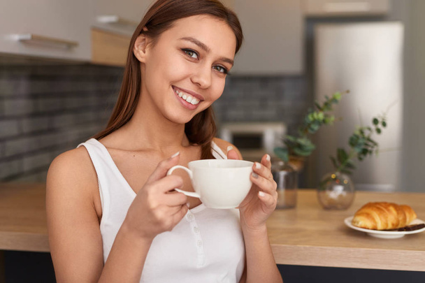 Uśmiechnięta kobieta o kawę na śniadanie  - Zdjęcie, obraz
