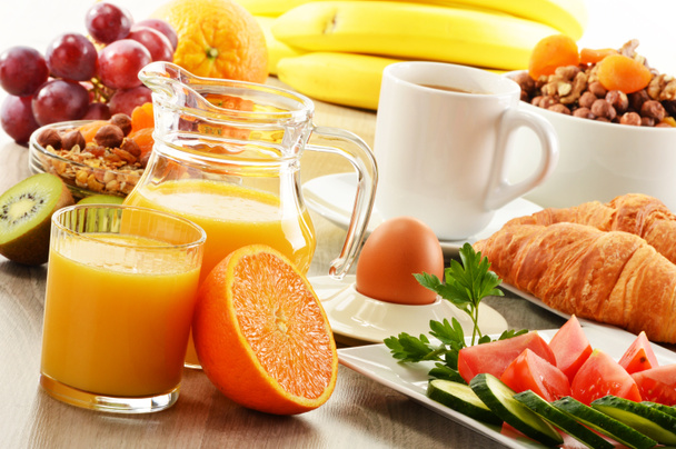 snídaně s kávou, pomerančová šťáva, rohlík, vejce, zelenina - Fotografie, Obrázek