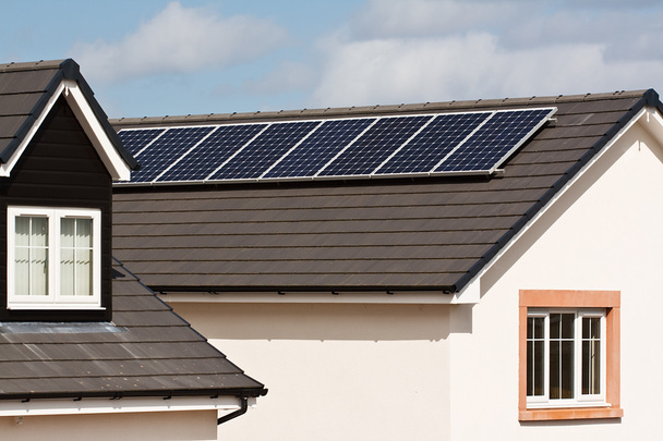 fotowoltaiczne panele słoneczne na dachu kafelki - Zdjęcie, obraz