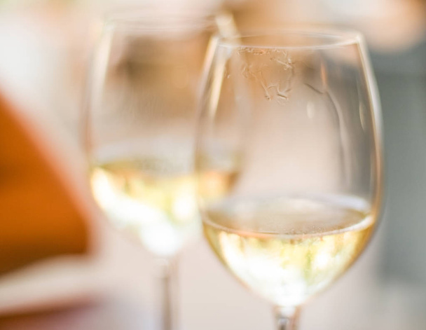 Γαλλικό λευκό κρασί σε ένα εστιατόριο στο Παρίσι, ταξιδιωτική εμπειρία - Φωτογραφία, εικόνα