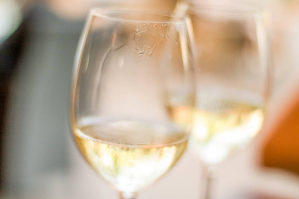 Francuskie wino białe w restauracji w Paryżu, doświadczenie podróży - Zdjęcie, obraz