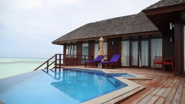 luxuriöse Ocean Villa-Terrasse mit privatem Pool und Liegen. - Filmmaterial, Video