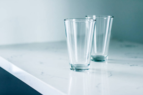 Limpiar vasos vacíos sobre mesa de mármol
 - Foto, Imagen