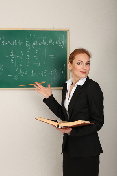 öğretmen kadın sınıfta kara tahta yakınındaki portresi - Fotoğraf, Görsel