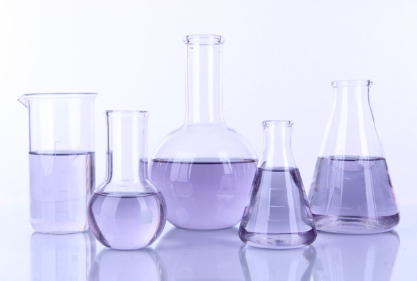 Tubes à essai avec liquide violet clair isolé sur blanc
 - Photo, image