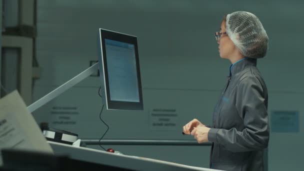 Portret Asian female Engineer worhing na komputerze w fabryce. - Materiał filmowy, wideo