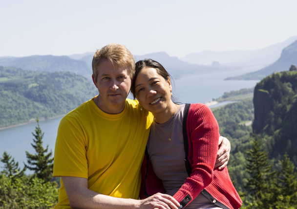 szczęśliwy starsze interracial para na podróż - Zdjęcie, obraz