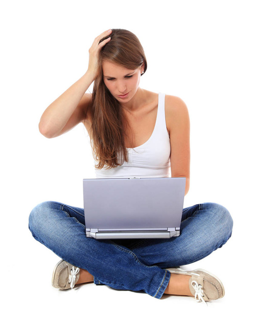 Una giovane donna attraente ha avuto un problema con il suo portatile. Tutto su sfondo bianco
. - Foto, immagini