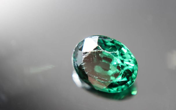 Natural Green Sapphire gemstone - Foto, immagini