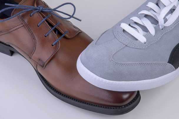 Braune Business-Schuhe gegen lose Turnschuhe - Foto, Bild