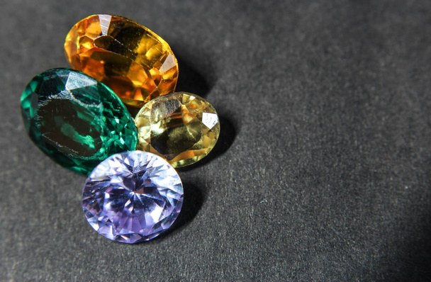 Természetes Sapphire drágakő, Jewel, vagy drágaköveket fekete ragyogás színe, gyűjteménye számos különböző természetes drágakövek Ametiszt, - Fotó, kép