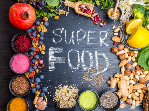 Super eten selectie. Verschillende super voedingsmiddelen en gezonde voedingsmiddelen, detox, vezelrijk voedsel - Foto, afbeelding