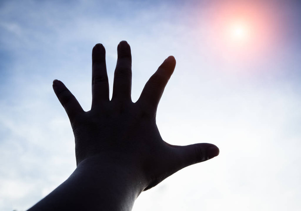 Силуэт юмористической руки тянется к небу
 - Фото, изображение