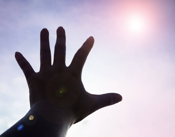 Силуетна людська рука досягає неба
 - Фото, зображення
